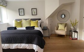 New Studio Apartment - Minutes Walk To Cathedral