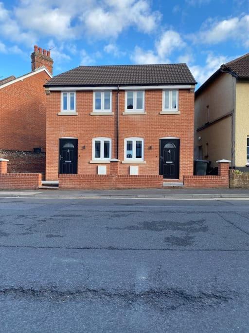 New Studio Apartment - Minutes Walk To Cathedral Salisbury Exterior photo