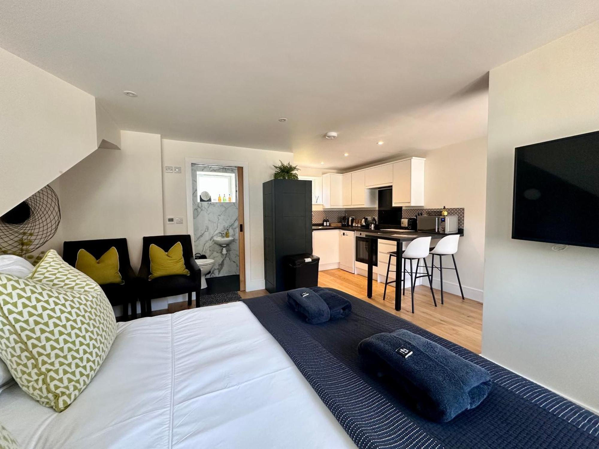 New Studio Apartment - Minutes Walk To Cathedral Salisbury Exterior photo